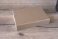 Preview: geschlossene personalisierte Holzbox aus Birkensperrholz mit braunem Kunstleder und Magnetverschluss als Fotobox 13x18