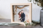 Preview: Holzbild mit hochwertigem Fotodruck im massiven Eschenholzrahmen – personalisiertes Geschenk und Dekoration