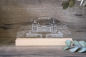 Preview: LED-Tischlampe mit graviertem Schloss-Moritzburg-Motiv auf Acrylglas und Holzsockel, warmweißes Licht