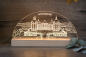 Preview: LED-Tischlampe mit graviertem Schloss-Moritzburg-Motiv auf Acrylglas und Holzsockel, warmweißes Licht