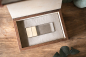 Preview: USB-Stick Set mit Holzbox aus Birkensperrholz, Deckel mit Kunstleder oder Samt, USB-Stick im Inneren, personalisierbar per Gravurdatei-Upload