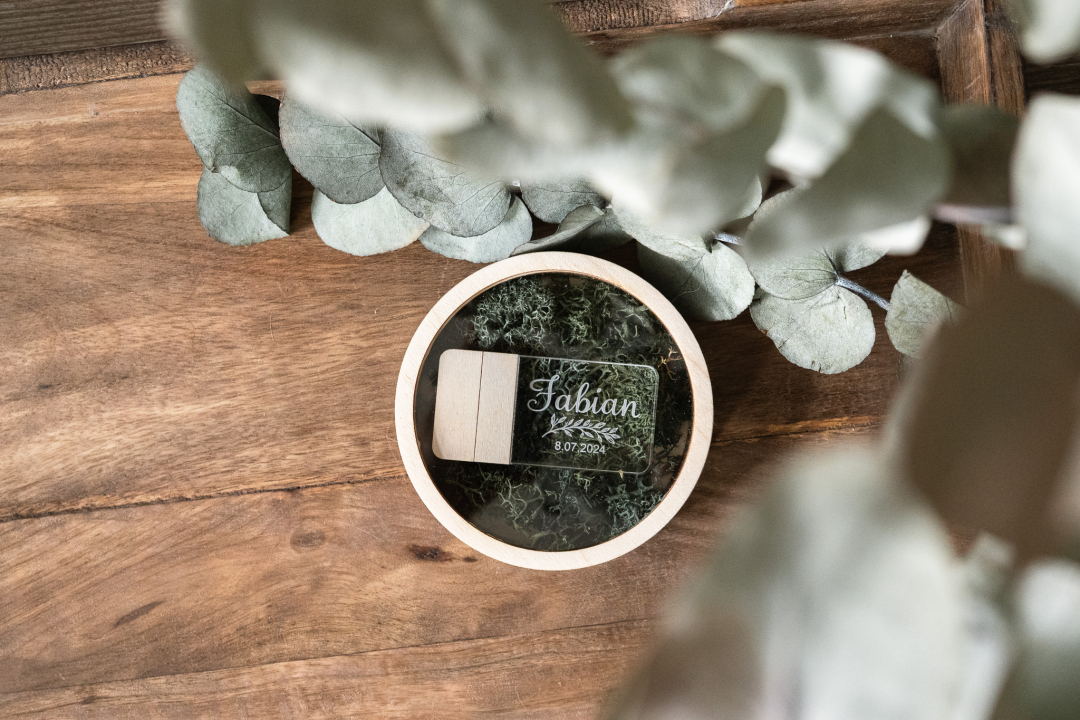 Holzbox No.116 Runde Holzbox mit Acryl-Deckel – für USB-Stick oder Trauringe