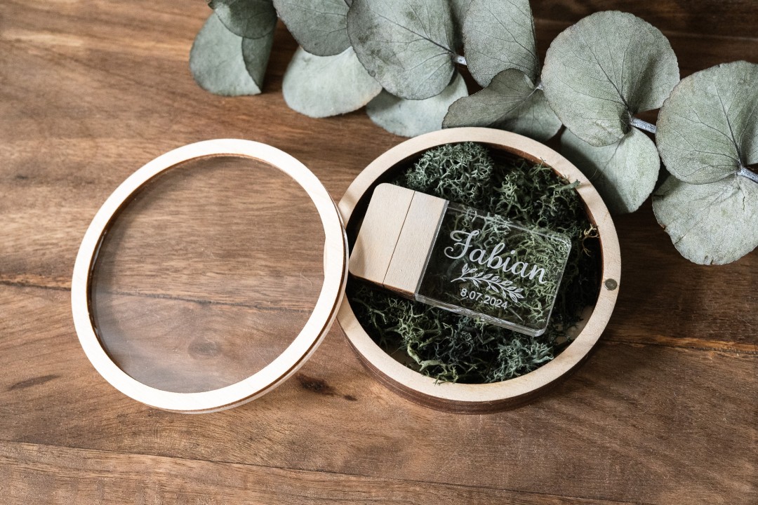 Preview: Holzbox No.116 Runde Holzbox mit Acryl-Deckel – für USB-Stick oder Trauringe