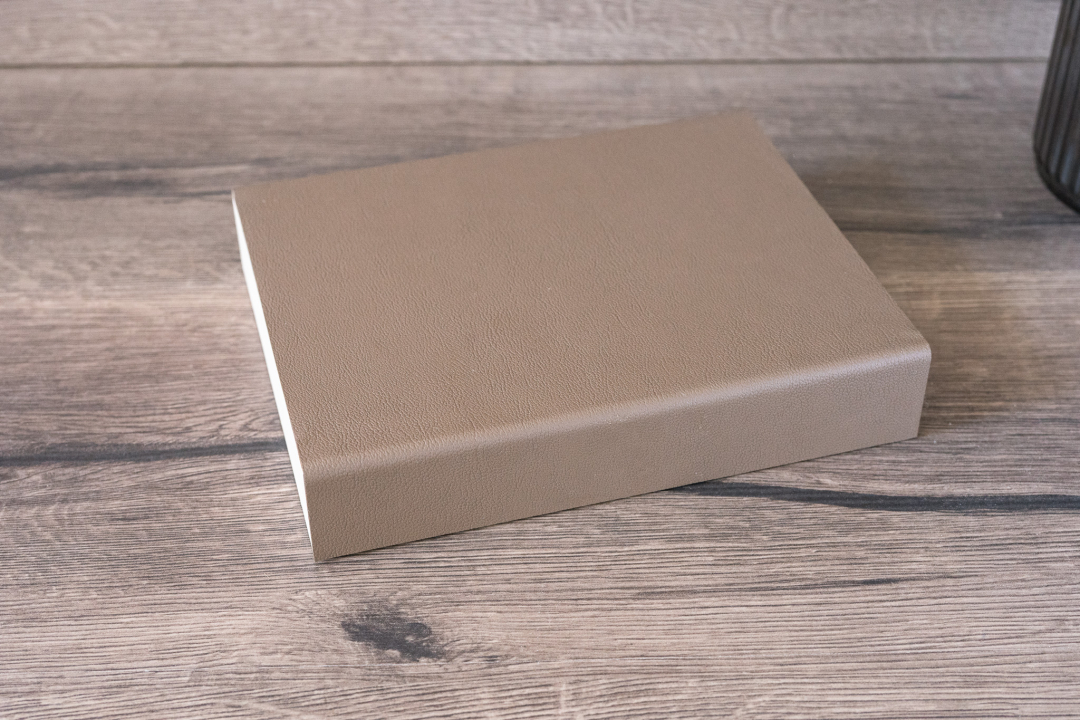 geschlossene personalisierte Holzbox aus Birkensperrholz mit braunem Kunstleder und Magnetverschluss als Fotobox 13x18