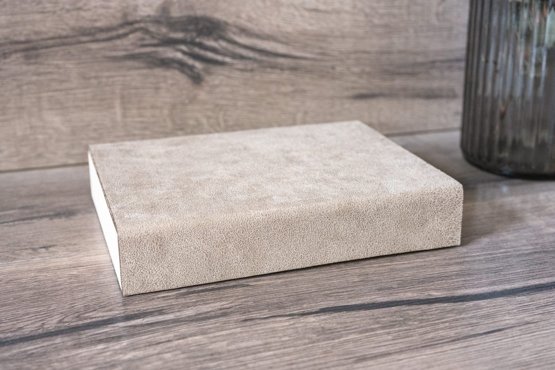 Personalisierte offene Holzbox aus Birkensperrholz mit braunem Kunstleder, Magnetverschluss und Gravur, ideal für Fotos 13x18 cm