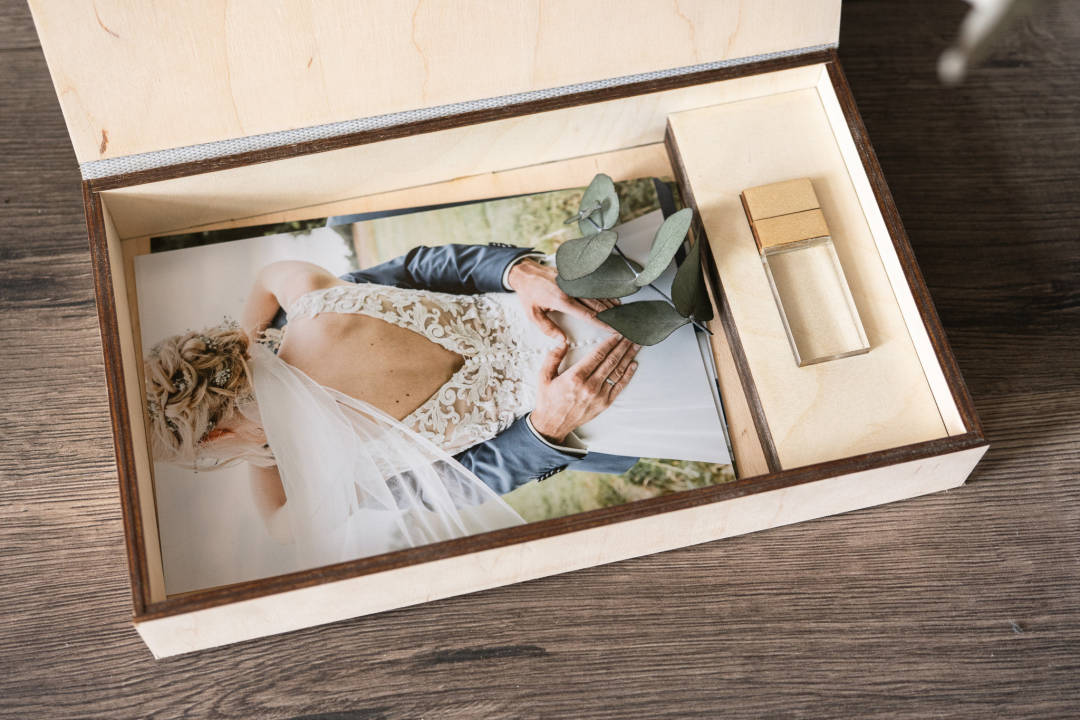 Set No.23 USB / USB C Stick mit Holzbox aus Kunstleder antik - personalisiert mit Gravur oder UV Druck