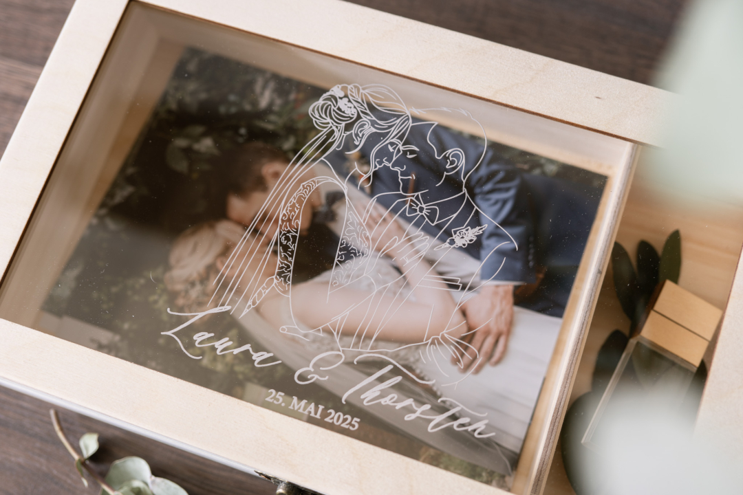 Holzbox No.107 personalisiert mit Namen, Datum und Foto auf dem Deckel