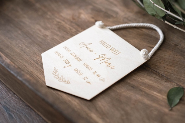 Holzschild Wimpelform "Hallo Welt" personalisiert