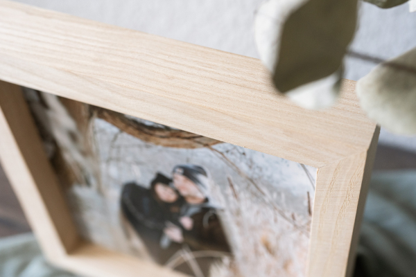 Preview: Holzbild mit hochwertigem Fotodruck im massiven Eschenholzrahmen – personalisiertes Geschenk und Dekoration