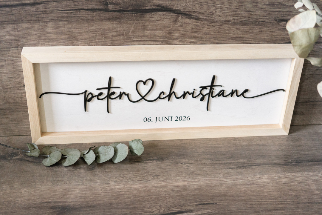 Preview: Brautpaar Holzschild mit 3D-Acryl-Schriftzug & Datum – personalisiertes Hochzeitsgeschenk aus Eschenholz