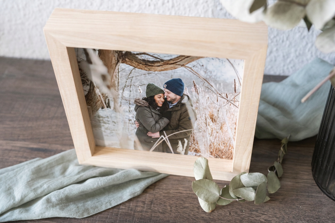 Preview: Holzbild mit hochwertigem Fotodruck im massiven Eschenholzrahmen – personalisiertes Geschenk und Dekoration