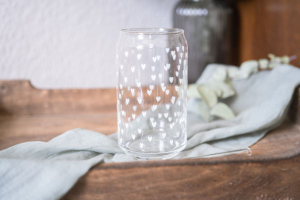 Can Longdrinkglas mit weißen Herzen, 470 ml, dekorativ auf einem Holztablett mit Stofftuch arrangiert