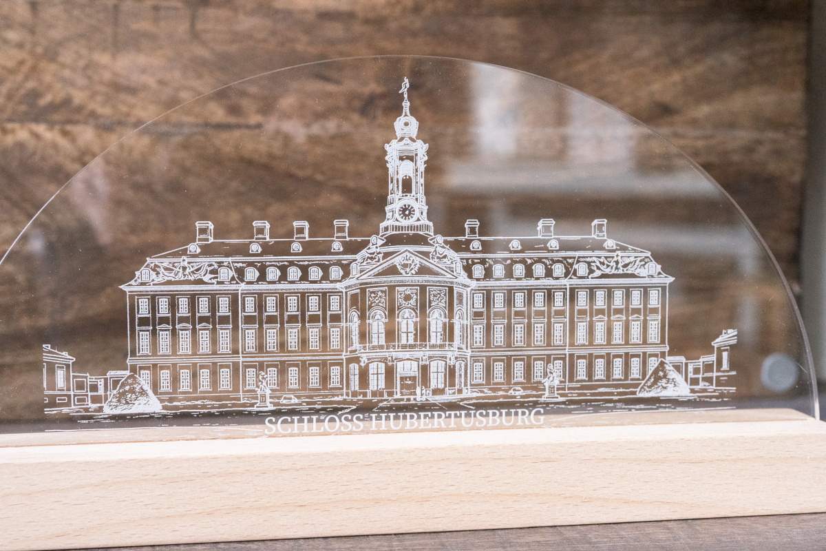 Warmweiß leuchtende LED Acrylglas-Lampe mit Gravur von Schloss Hubertusburg auf Holzsockel