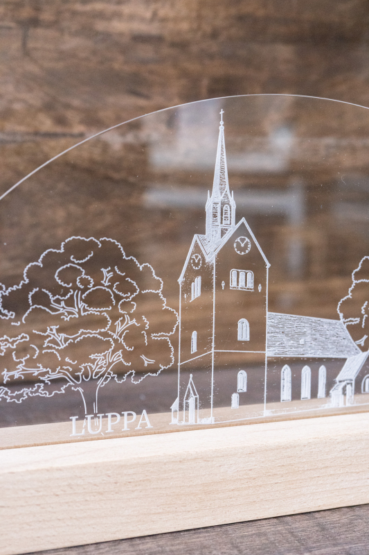 LED Lampe mit Acrylgravur der Kirche Luppa in Wermsdorf, warmweißes Licht auf Holzsockel
