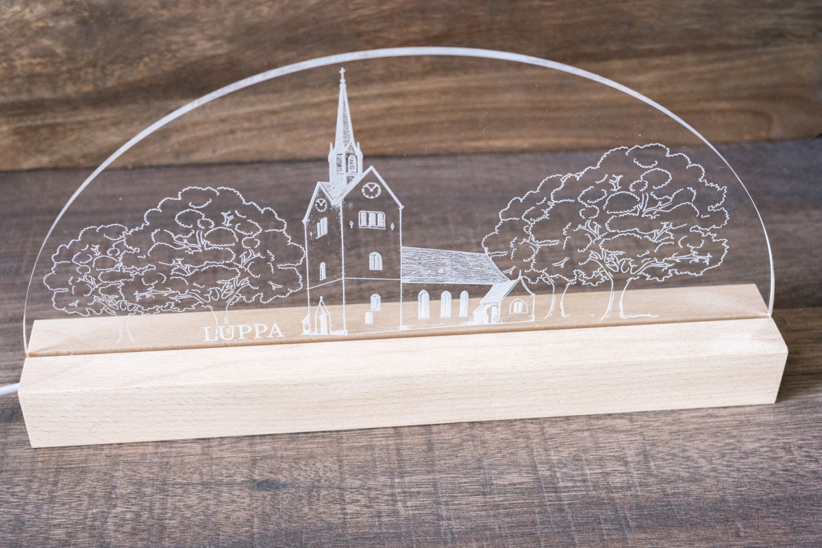 LED Lampe mit Acrylgravur der Kirche Luppa in Wermsdorf, warmweißes Licht auf Holzsockel