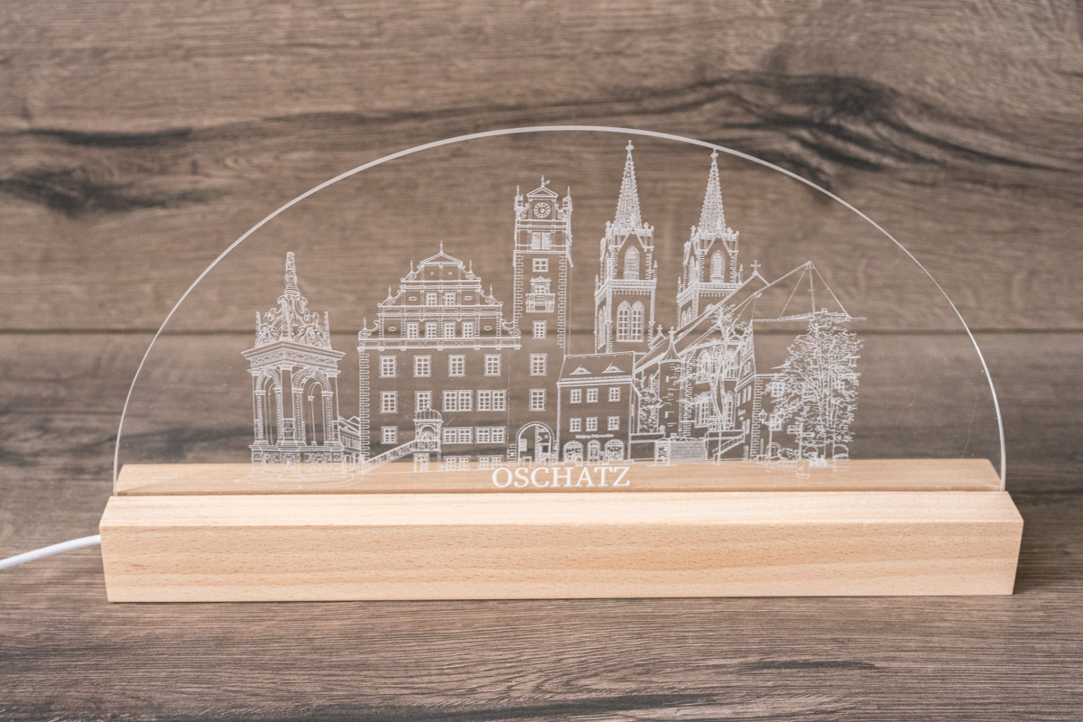 LED-Acrylglaslampe mit Holzsockel: gravierte Stadtsilhouette Oschatz, Schriftzug „OSCHATZ“, warmweißes Licht (USB).