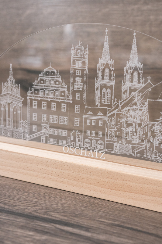 LED-Acrylglaslampe mit Holzsockel: gravierte Stadtsilhouette Oschatz, Schriftzug „OSCHATZ“, warmweißes Licht (USB).