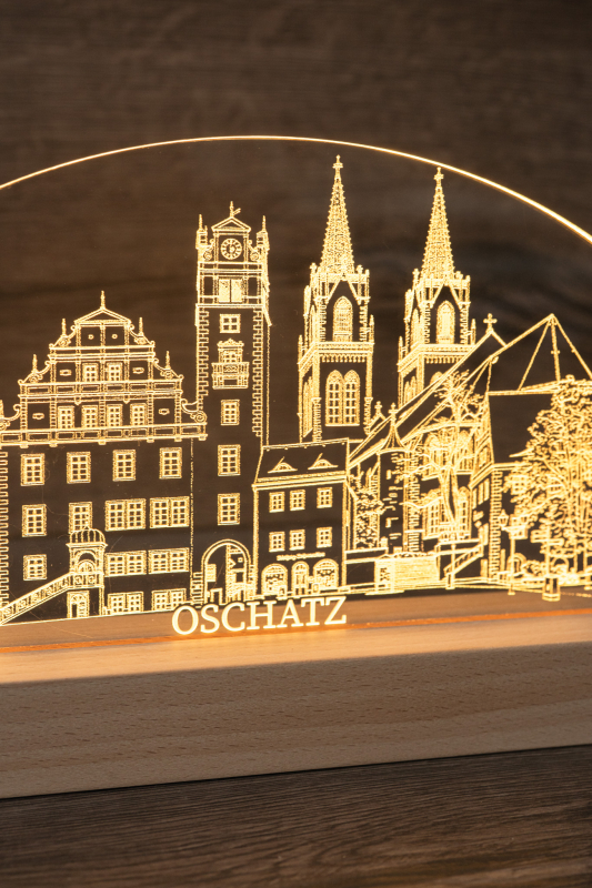 LED-Acrylglaslampe mit Holzsockel: gravierte Stadtsilhouette Oschatz, Schriftzug „OSCHATZ“, warmweißes Licht (USB).