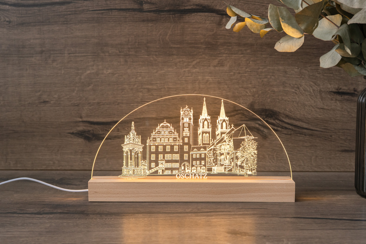 LED-Acrylglaslampe mit Holzsockel: gravierte Stadtsilhouette Oschatz, Schriftzug „OSCHATZ“, warmweißes Licht (USB).