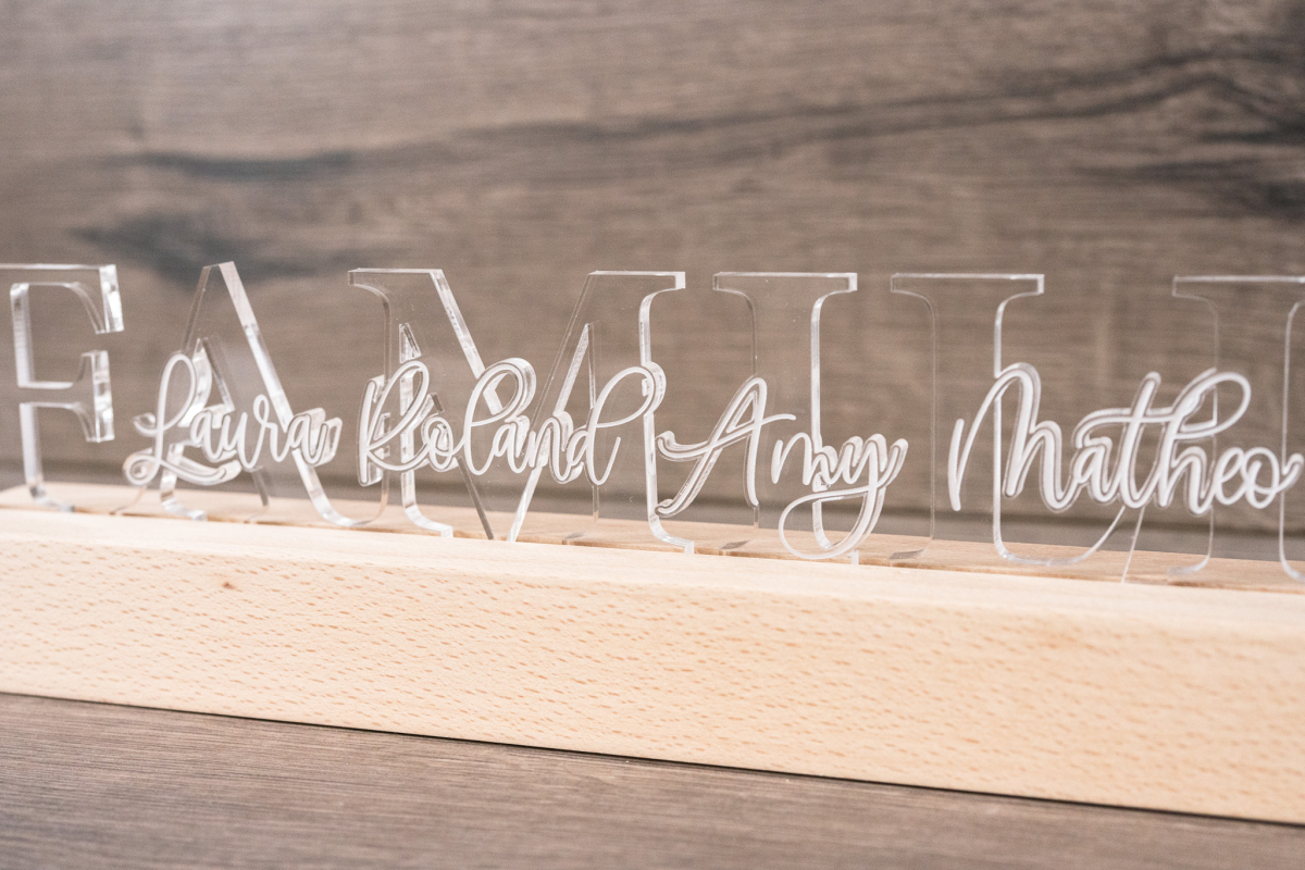 Preview: LED-Acrylglaslampe mit Holzsockel: Schriftzug „FAMILIE“ und personalisierte Namen als Gravur, warmweißes Licht (USB).