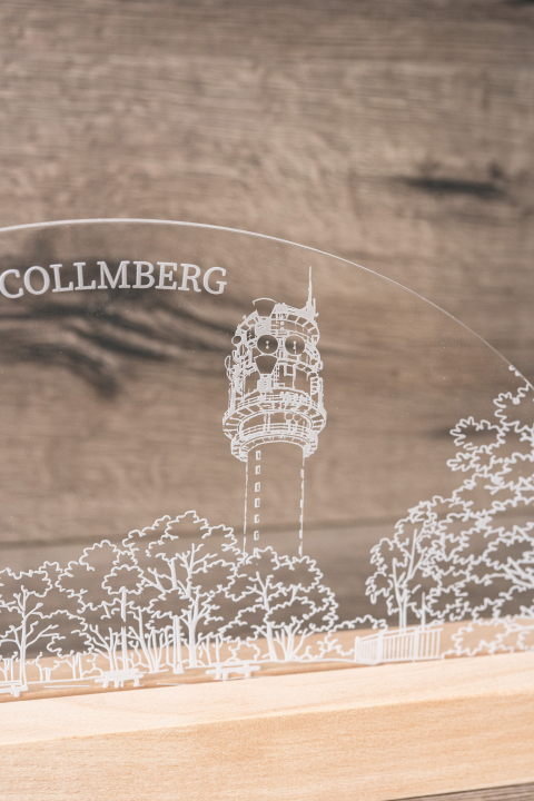 Preview: Warmweiß leuchtende Acrylglas-LED-Lampe mit Gravur „Collmberg“, Albertturm und altem Funkturm auf Holzsocke