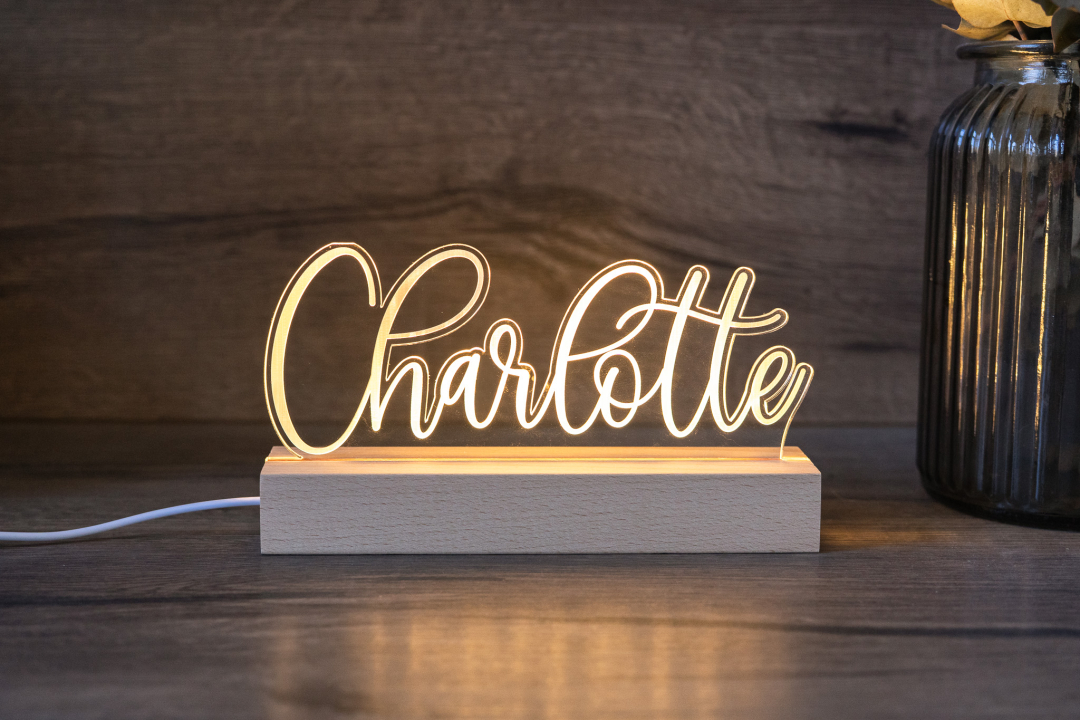 Personalisierte LED Namenslampe aus Acrylglas mit dem Namen Charlotte auf Holzsockel