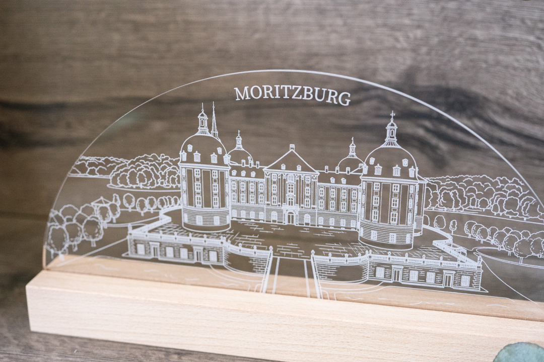 LED-Tischlampe mit graviertem Schloss-Moritzburg-Motiv auf Acrylglas und Holzsockel, warmweißes Licht