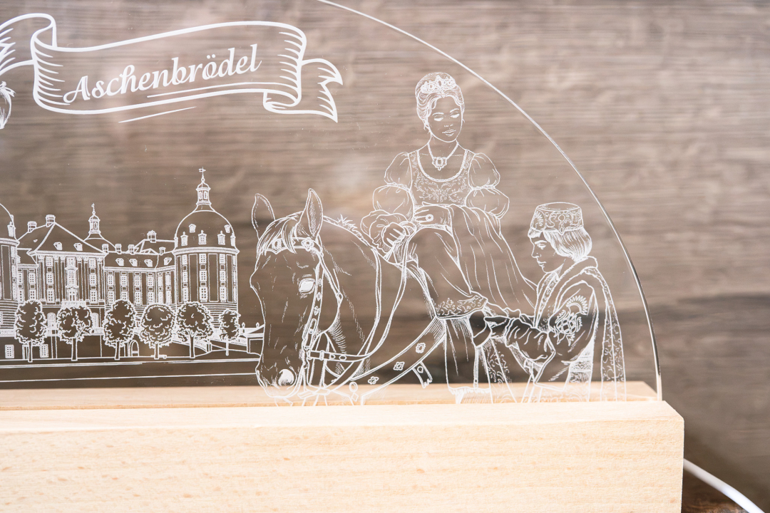 Preview: LED-Lampe Aschenbrödel mit graviertem Schloss Moritzburg, Märchenfiguren und Pferd auf Acrylglas-Halbbogen mit Holzsockel, warmweiß leuchtend