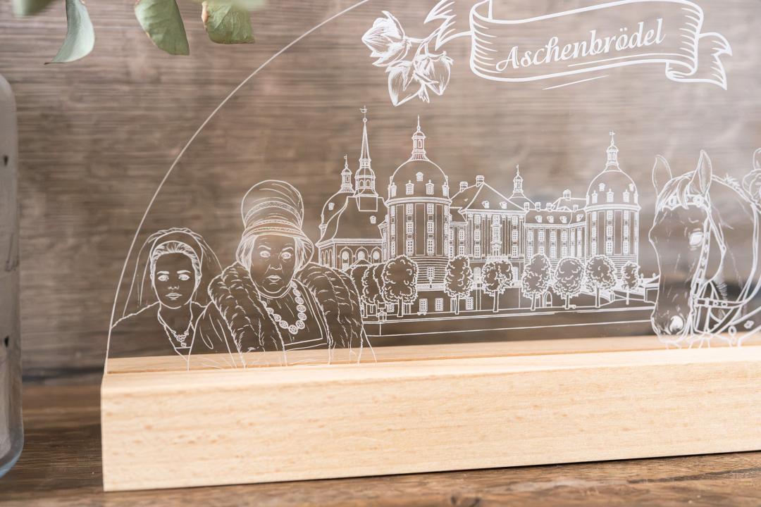 Preview: LED-Lampe Aschenbrödel mit graviertem Schloss Moritzburg, Märchenfiguren und Pferd auf Acrylglas-Halbbogen mit Holzsockel, warmweiß leuchtend