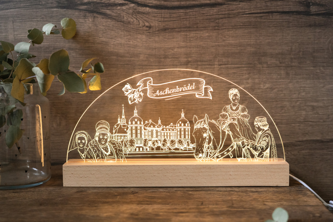 Preview: LED-Lampe Aschenbrödel mit graviertem Schloss Moritzburg, Märchenfiguren und Pferd auf Acrylglas-Halbbogen mit Holzsockel, warmweiß leuchtend