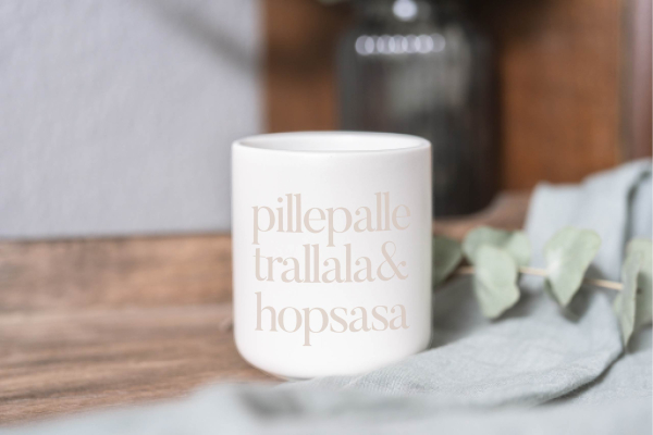 Keramikbecher mit Gravur „pillepalle trallala & hopsasa“ auf matter Oberfläche, minimalistisches Design, 280 ml