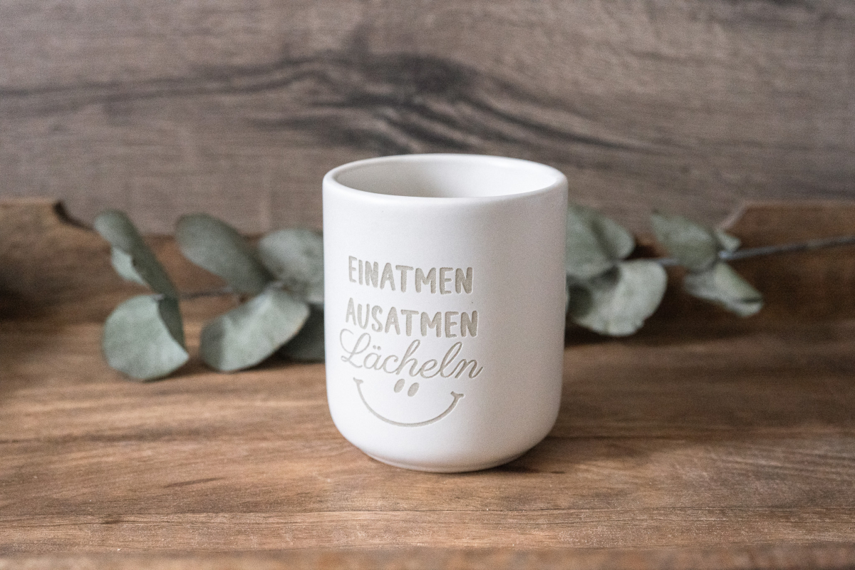 Keramikbecher „Einatmen Ausatmen Lächeln"