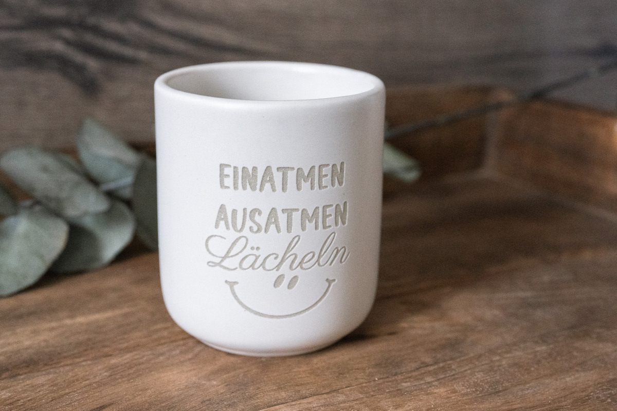 Keramikbecher „Einatmen Ausatmen Lächeln"