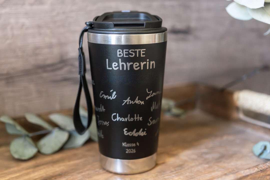 Schwarzer Edelstahl-Thermobecher mit Lasergravur „Beste Lehrerin" und handgeschriebenen Kindernamen der Klasse 4, Jahrgang 2026