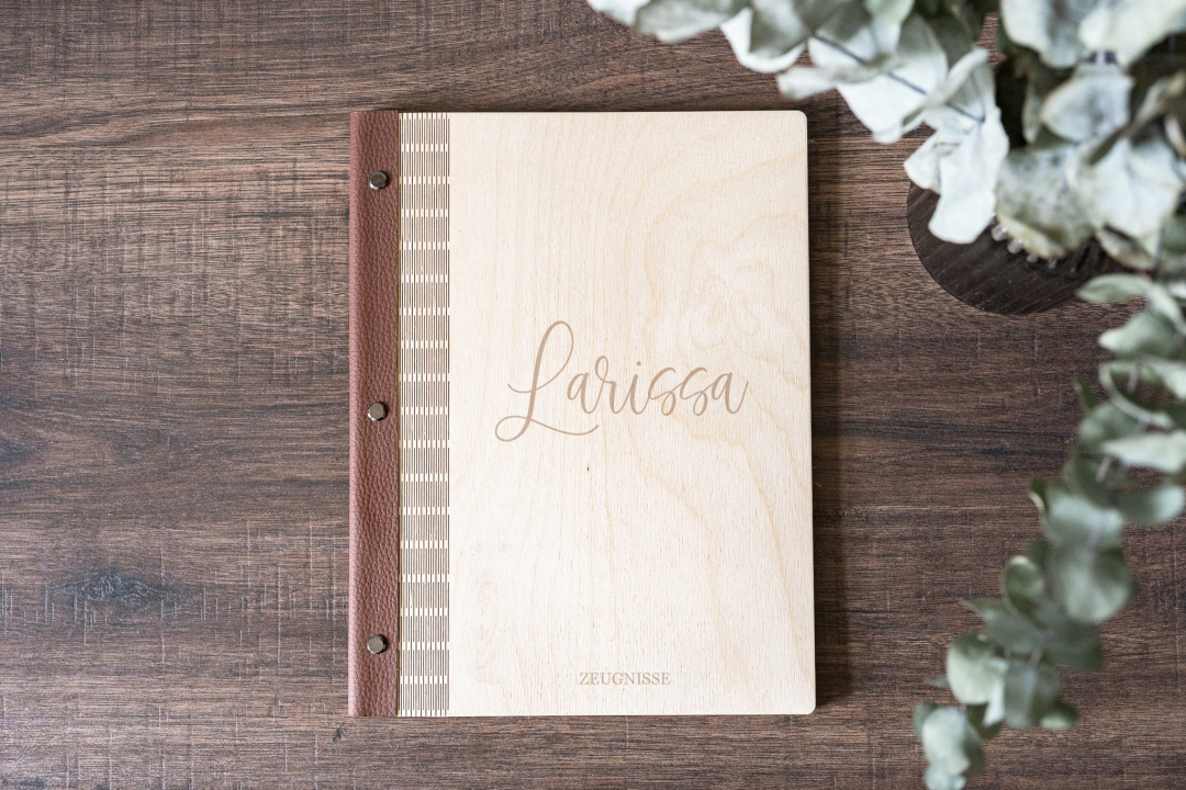 Personalisierte Zeugnismappe aus Birkensperrholz mit braunem Kunstleder-Rücken und 3D Name aus weiß Acryl auf der Vorderseite