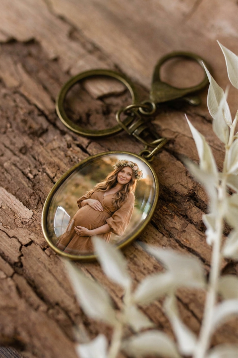 Preview: Schlüsselanhänger No.01 oval mit Verzierung – antik kupfer Metallfassung mit personalisiertem Foto, Detailansicht