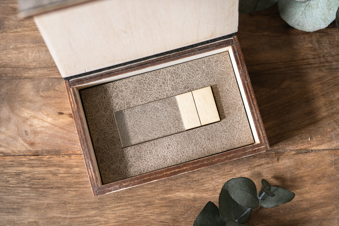 USB-Stick Set mit Holzbox aus Birkensperrholz, Deckel mit Kunstleder, USB-Stick im Inneren, personalisierbar per Gravurdatei-Upload