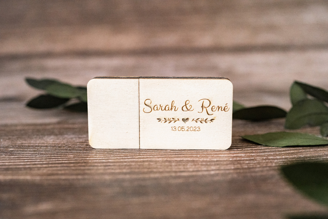 Preview: Personalisierter USB Stick aus Holz/Acryl mit Namen und Datum