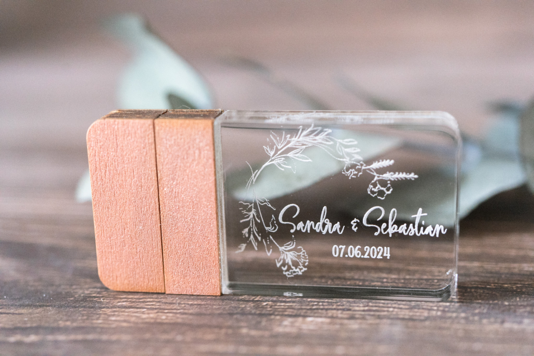 Preview: Personalisierter USB Stick aus Holz oder Acryl mit Namen, Datum und floralem Line-Art-Motiv