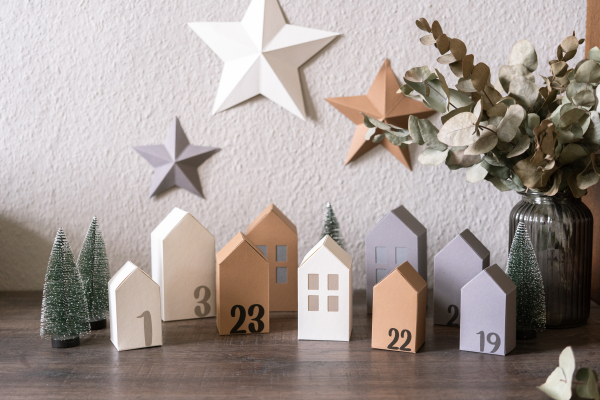 Adventskalender Häuser Set aus Fotokarton – 24 fertig geklebte Papierhäuser in Weiß, Braun und Grau mit Zahlen als stilvolle Weihnachtsdeko