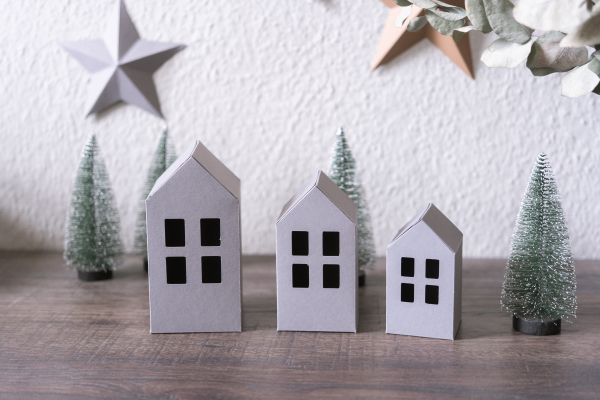 DIY Papierhäuser Set zum Basteln – 24 Häuser aus Fotokarton in Grau, ideal für Adventskalender oder Winterdeko  URL Keywords: