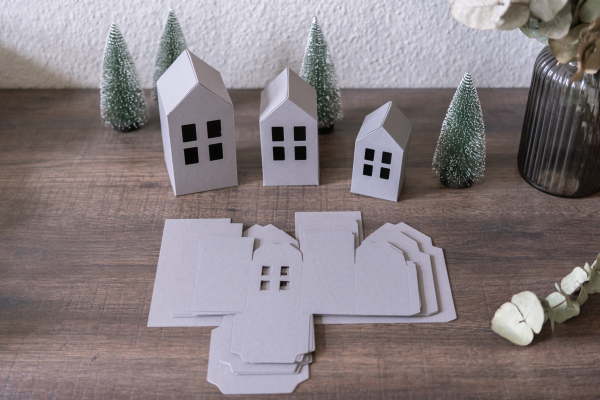 Preview: DIY Häuser Set aus Fotokarton – 24 Papierhäuser zum Selbstgestalten