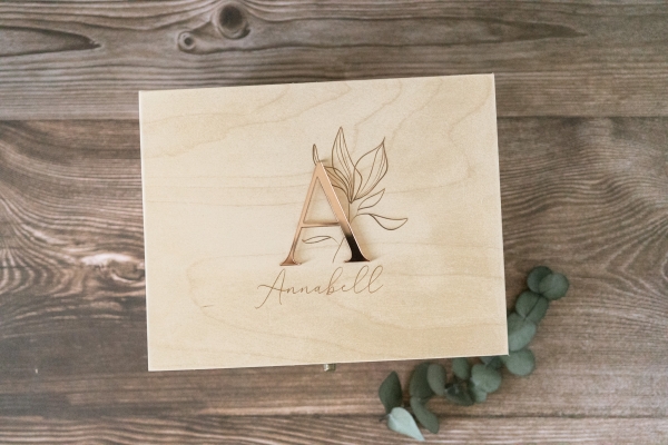 Holzbox Name / Initial / Floral - personalisiert