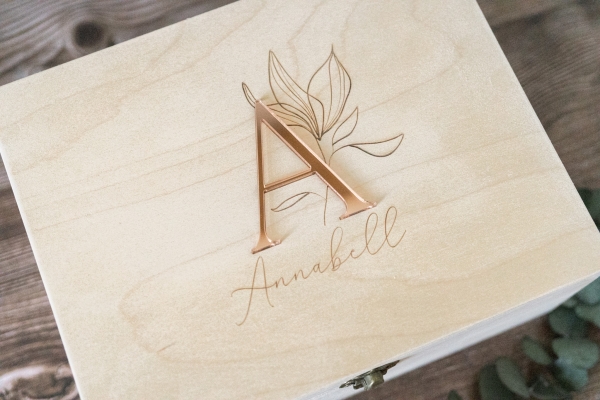 Holzbox Name / Initial / Floral - personalisiert