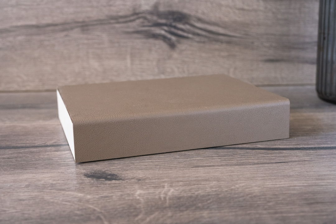 Personalisierte offene Holzbox aus Birkensperrholz mit braunem Kunstleder, Magnetverschluss und Gravur, ideal für Fotos 13x18 cm