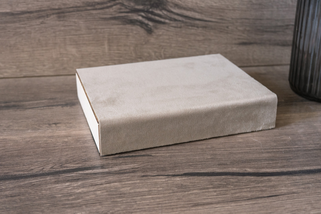 geschlossene personalisierte Holzbox aus Birkensperrholz mit braunem Kunstleder und Magnetverschluss als Fotobox 13x18