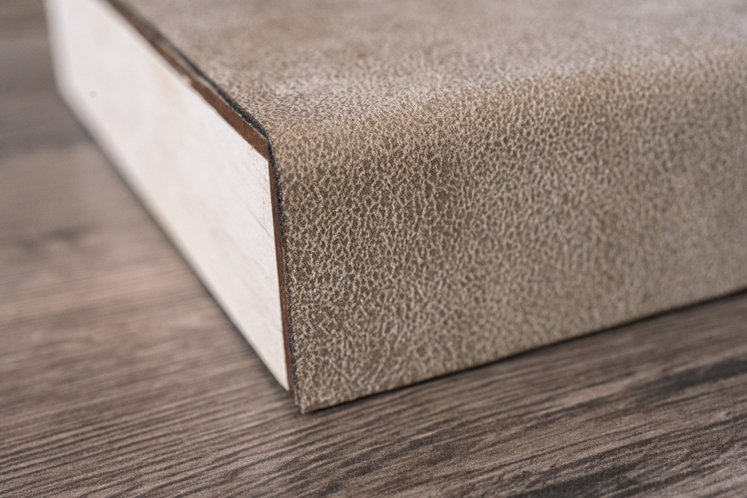 geschlossene personalisierte Holzbox aus Birkensperrholz mit braunem Kunstleder und Magnetverschluss als Fotobox 13x18