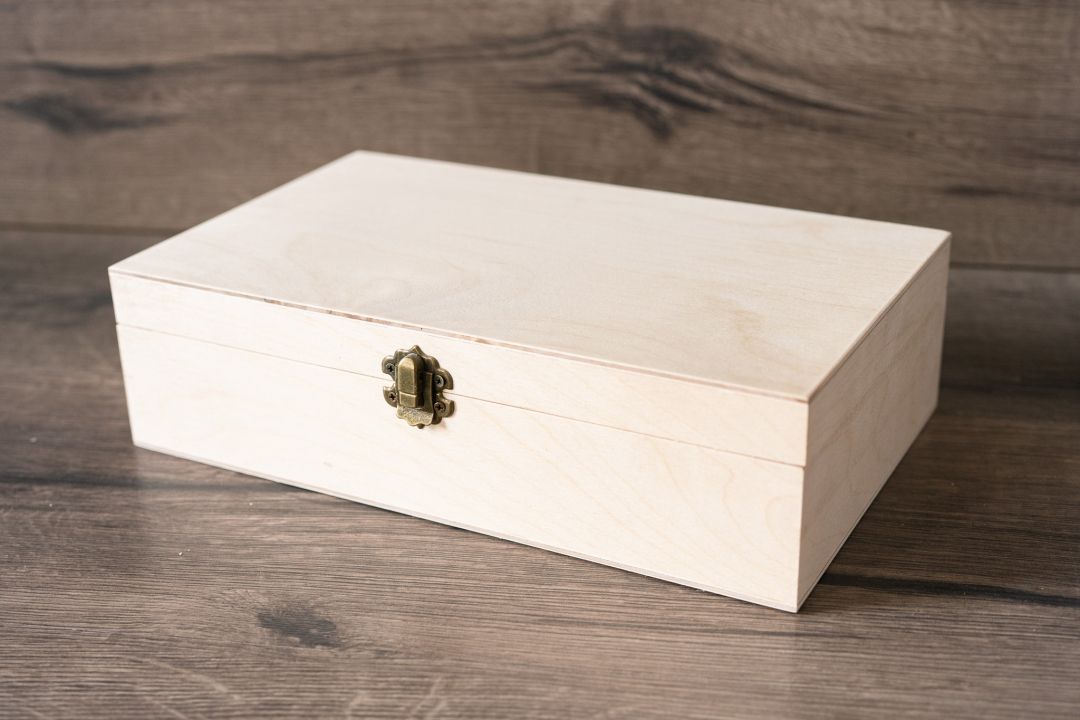 Holzbox No.53 aus Birkenholz mit Klappdeckel und optionalem USB Fach für Bilder und USB Stick