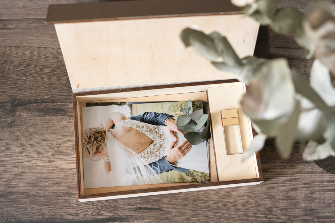 Set No.24 USB / USB C Stick mit Holzbox aus Kunstleder - personalisiert mit Gravur oder UV Druck
