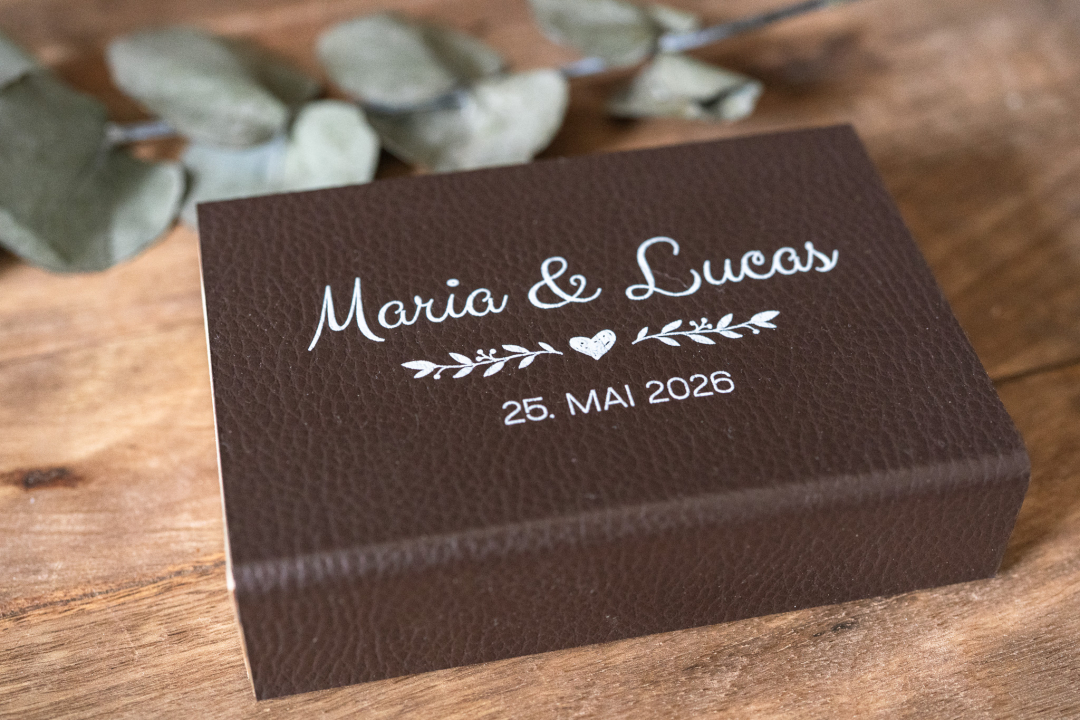 Set No.21 USB / USB C Stick mit Holzbox aus Kunstleder - personalisiert mit Gravur oder UV Druck
